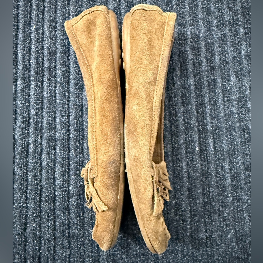 Minnetonka Women's Kilty hardsole moccasins in brown suede leather - Picture 8 of 10